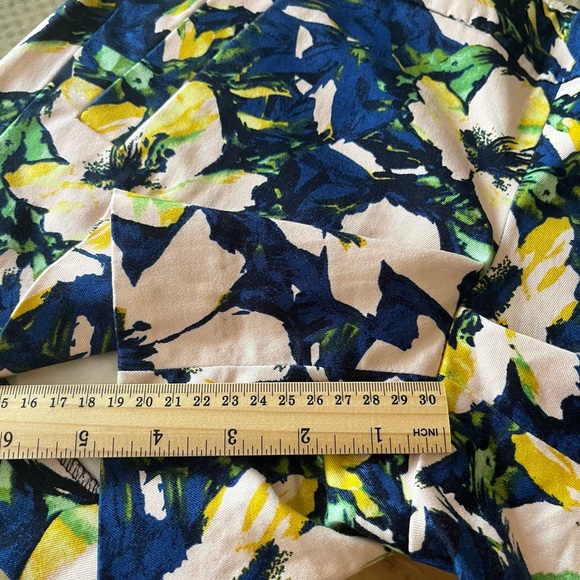 J Crew floral side-zip shorts. Size 2 - Picture 9 of 12
